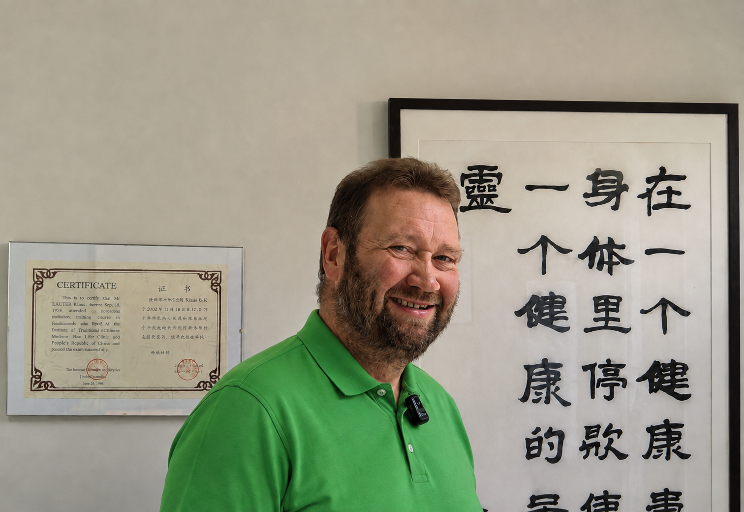 Klaus Lauter in seiner Praxis