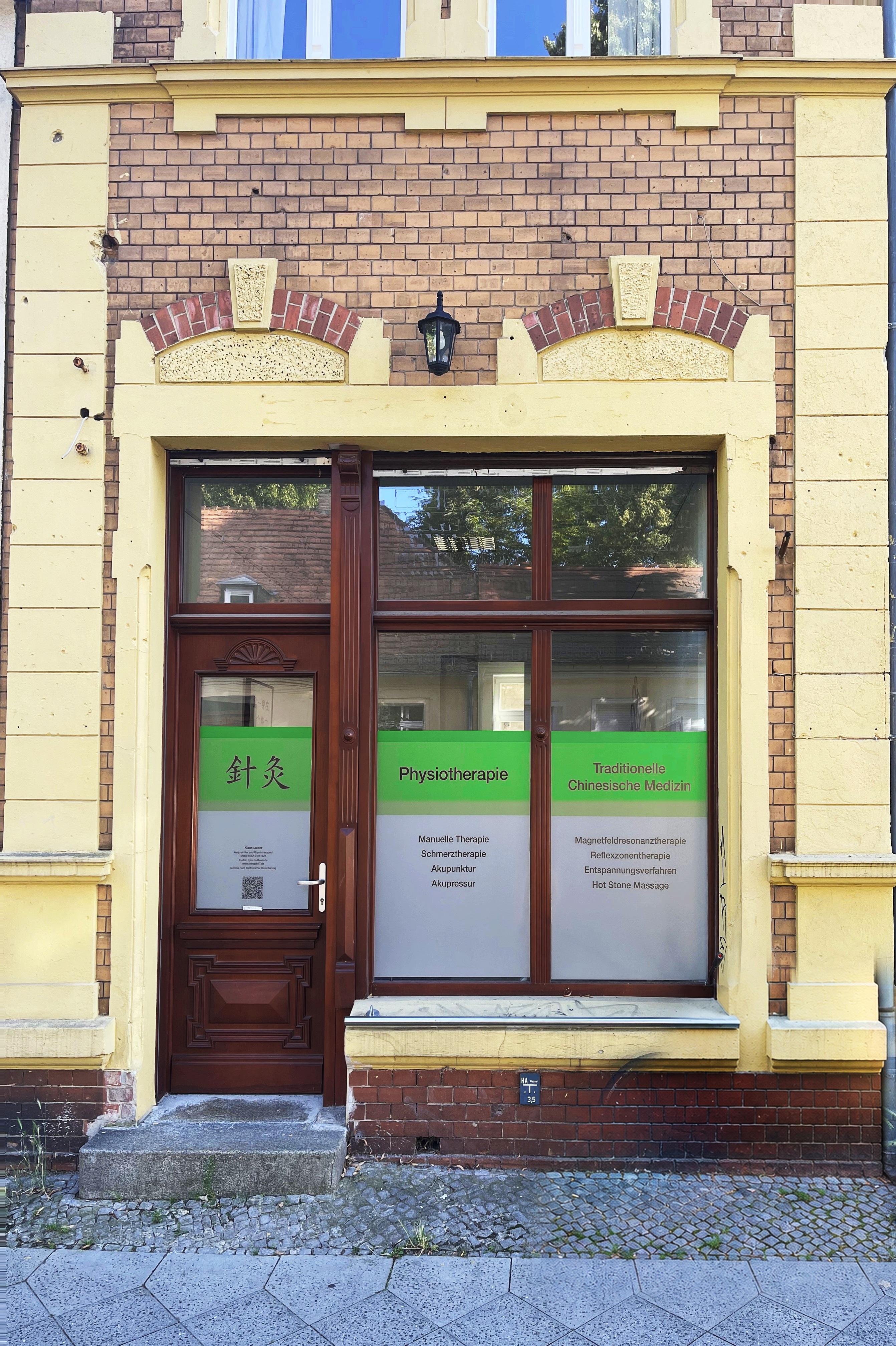 Gerade ausgerichtete Außenansicht der Praxis Klaus Lauter in der Breiten Straße in Teltow
